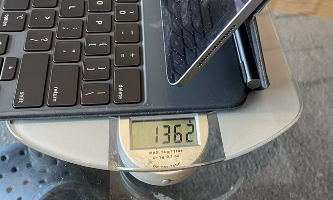 Bộ đôi máy tính bảng cộng bàn phím do Apple sản xuất có trọng lượng lớn hơn một chiếc MacBook. Ảnh: OzMoon