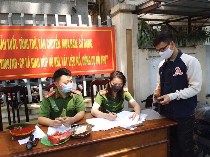  Một số người dân tự giác nộp các loại vũ khí, công cụ hỗ trợ cho lực lượng công an.