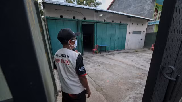 Bên trong một căn nhà hoang dùng để phạt người vi phạm