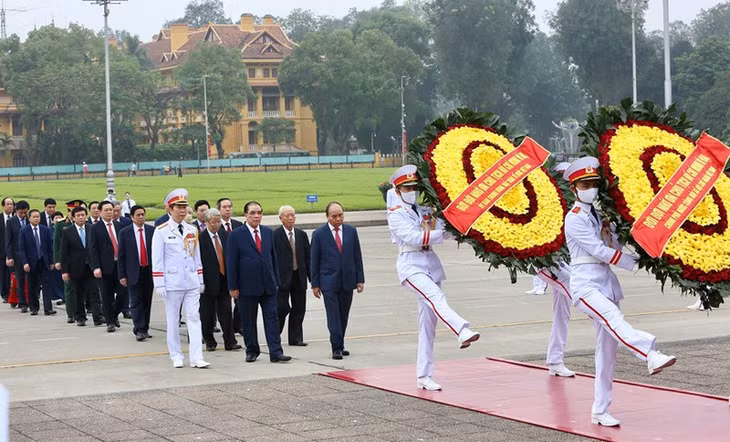 Đoàn đại biểu Lãnh đạo Đảng, Nhà nước đặt vòng hoa và vào Lăng viếng Chủ tịch Hồ Chí Minh. (TTXVN)