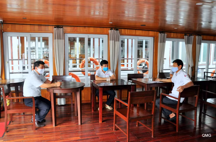 Lãnh đạo Công ty TNHH Hạ Long Biển Ngọc đến thăm hỏi, động viên người lao động làm nhiệm vụ trực tàu.