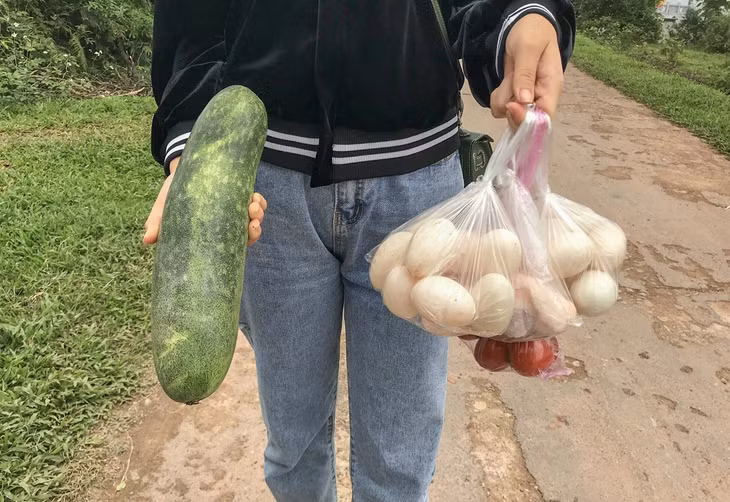 Những phần quà mộc mạc nhưng vô cùng cần thiết trong thời gian cách ly toàn xã hội, đã được trao tặng kịp thời tới tận tay người nghèo.