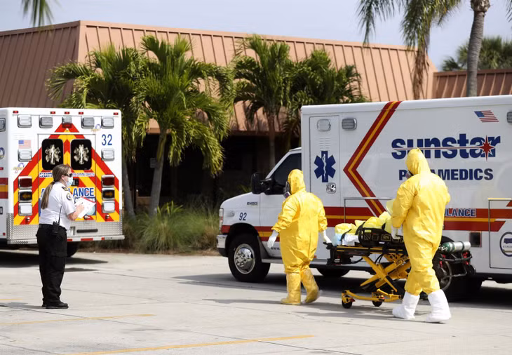 Cư dân được sơ tán khỏi nhà dưỡng lão ở Seminole, Florida ngày 10/4 sau khi 3 người thiệt mạng vì COVID-19. Ảnh: AP