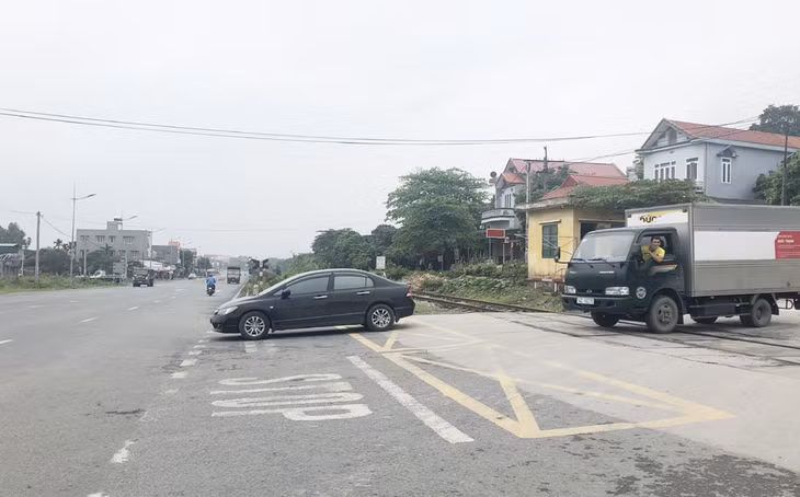 Các phương tiện di chuyển từ Yên Tử ra QL18A nếu không quan sát kỹ gặp phương tiện đi hướng Hạ Long- Uông Bí phóng nhanh rất dễ xảy ra TNGT.