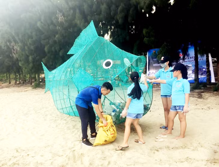 Mô hình “Hãy cho cá xin rác thải nhựa” được Đoàn TN Khối các cơ quan tỉnh phối hợp với Đoàn Thanh niên xã Cái Chiên triển khai thực hiện góp phần thu gom rác thải nhựa tại điểm du lịch đảo Cái Chiên (huyện Hải Hà). Ảnh: Ngô Dịu