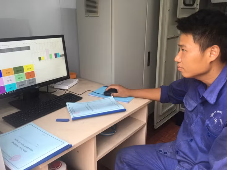 Cán bộ Trạm xử lý nước thải 1.200m3/h mỏ Mạo Khê thường xuyên cập nhật các chỉ số trong quá trình xử lý nước thải hầm lò. (Ảnh: đơn vị cung cấp)