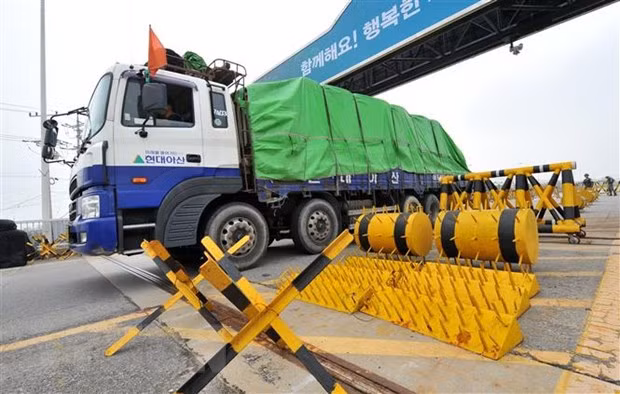 Xe tải chở bột mỳ viện trợ cho Triều Tiên của Hàn Quốc đi qua cửa khẩu liên Triều ở Paju ngày 21/9/2012. (Ảnh: AFP/TTXVN)