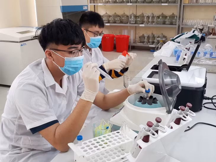 Học sinh Trường THPT Uông Bí thực hiện thí nghiệm tại phòng thí nghiệm của nhà trường.