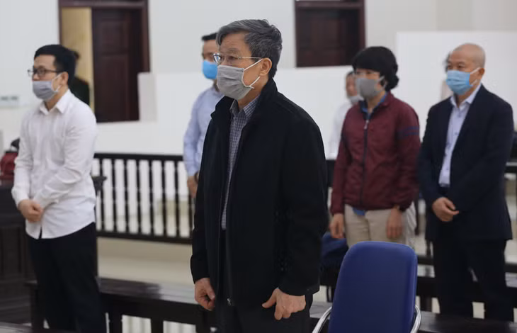 Các bị cáo đứng nghe tuyên án. (Ảnh: Trọng Phú)