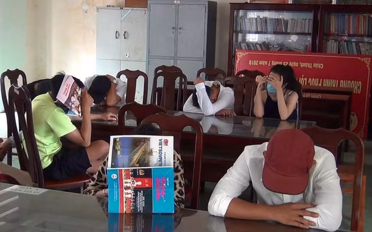  Các đối tượng tụ tập ca hát karaoke, có sử dụng ma túy vừa bị cơ quan công an tạm giữ