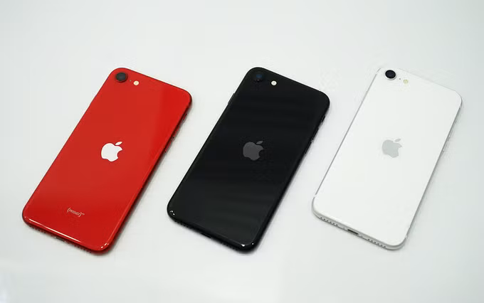 iPhone SE 2020 có ba màu trong đó bản màu đỏ có giá cao nhất trên thị trường xách tay. Ảnh: Bảo Lâm