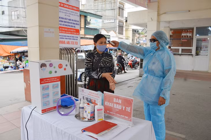 Người dân đến khám, chữa bệnh tại Bệnh viện Đa khoa tỉnh được đo thân nhiệt, hướng dẫn sát khuẩn tay nhanh...