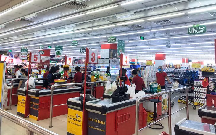 Người dân đến mua sắm tại Vinmar vào dịp cuối tuần đầu tiên sau giãn cách xã hội.