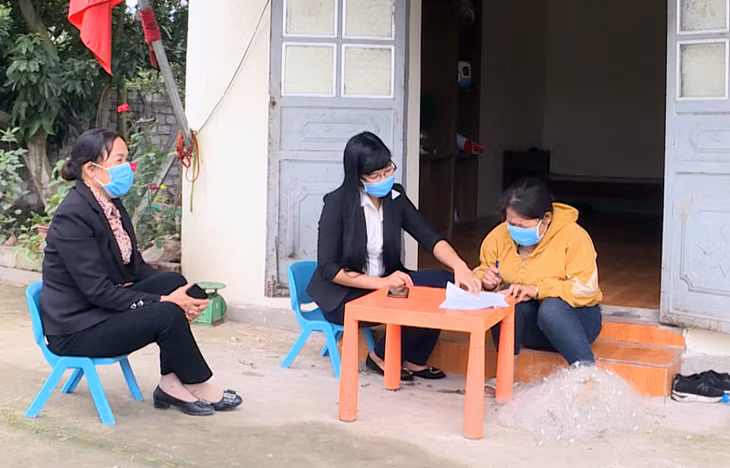 Cán bộ Phương Nam hướng dẫn người dân người lao động thuộc diện hộ lao động hộ nghèo làm đơn hưởng hỗ trợ. Ảnh Minh Hiền