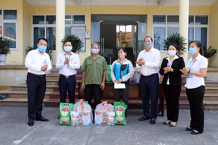 Ông Đào Duy Hảo, Chủ tịch Hiệp hội Doanh nghiệp TP Cẩm Phả cùng lãnh đạo phường Cẩm Phú trao quà cho các nạn nhân chất độc da cam/doxin trên địa bàn phường Cẩm Phú