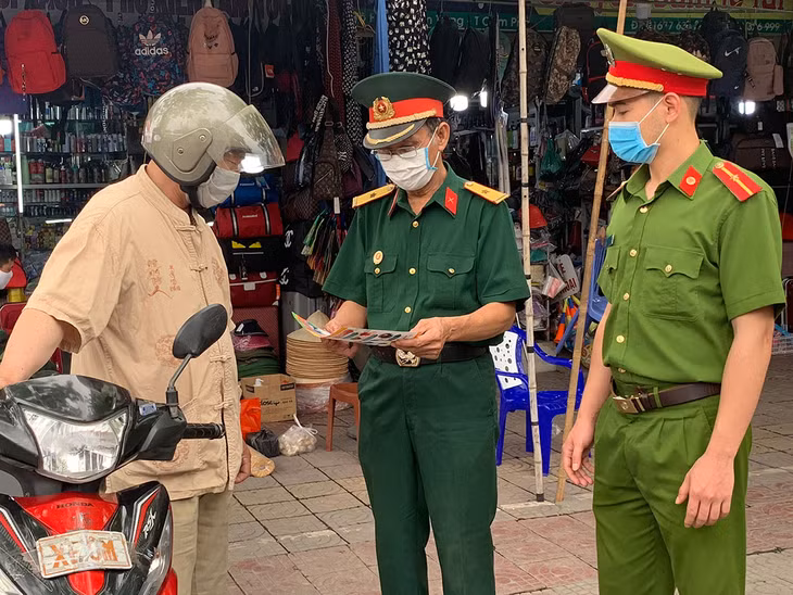 Các CCB tuyên truyền người dân sử dụng các biện pháp an toàn để phòng tránh sự lây lan của dịch Covid-19.