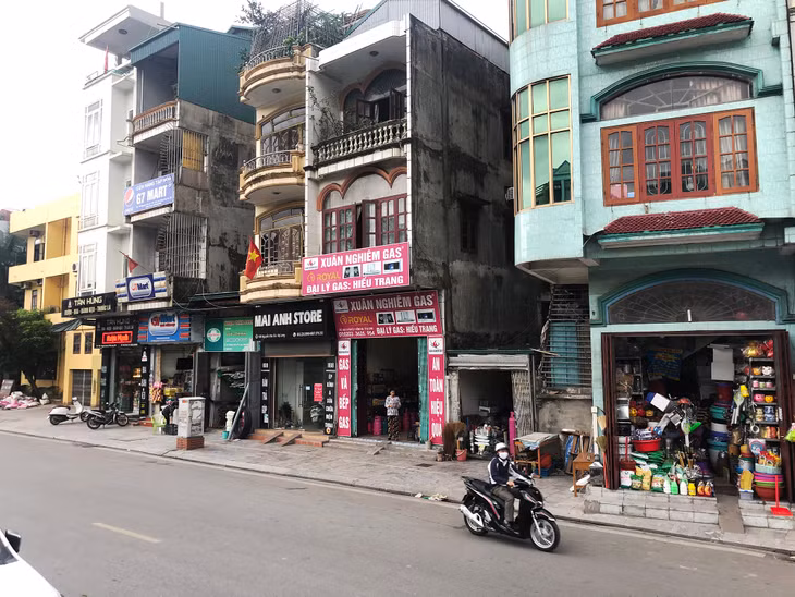 trên các tuyến phố tại TP Hạ lOng nhiều cửa hàng kinh doanh các mặt hàng không thiết yếu đã hoạt động trở lại