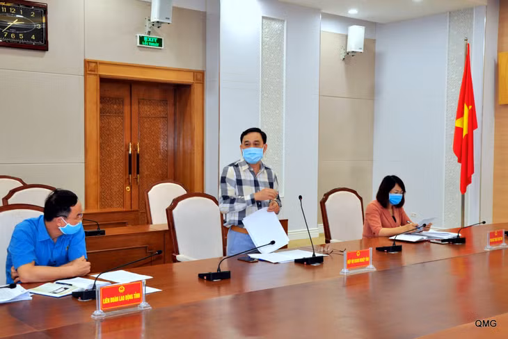 Các đại biểu dự họp tham gia phát biểu đóng góp ý kiến, đề xuất các giải pháp tháo gỡ khó khăn cho người dân, doanh nghiệp bị ảnh hưởng bởi dịch Covid-19.
