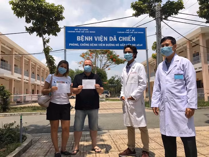 Hai bệnh nhân được điều trị khỏi COVID-19 xuất viện tại bệnh viện dã chiến Củ Chi trong sáng 18/4.