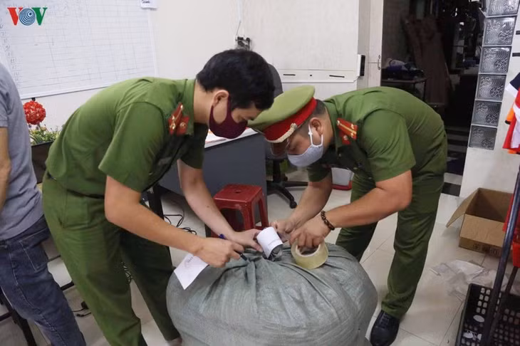 Công an Đà Nẵng thu giữ số khẩu trang vải thành phẩm...