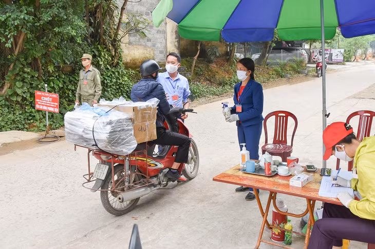 Kiểm soát chặt chẽ người ra vào địa bàn khu phố 6, thị trấn Cái Rồng (huyện Vân Đồn).