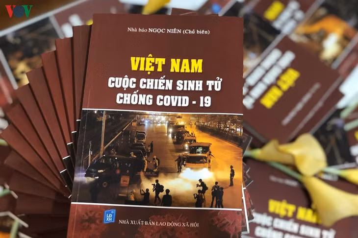 Sách “Việt Nam – Cuộc chiến sinh tử chống Covid-19”.