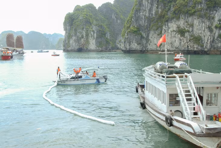 Ban Quản lý Vịnh Hạ Long tổ chức thực tập phương án cứu hộ, cứu nạn và ứng phó sự cố tràn dầu trên biển, tháng 6/2019.