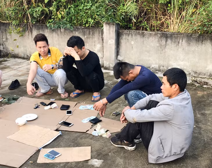 Các đối tượng đánh bạc bằng hình thức xóc đĩa bị lực lượng Công an huyện Hải Hà bắt giữ.