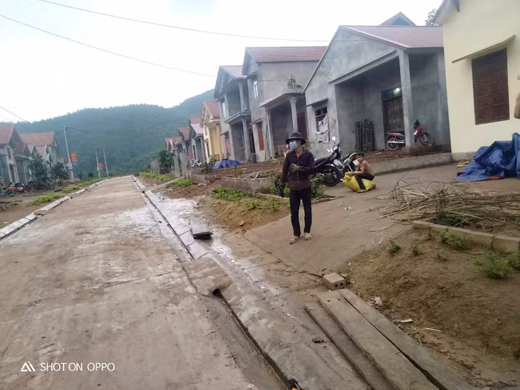 Người dân thôn Khe Lẹ (xã Hà Lâu) thực hiện đeo khẩu trang và không ra khỏi nhà khi không cần thiết để phòng chống dịch.