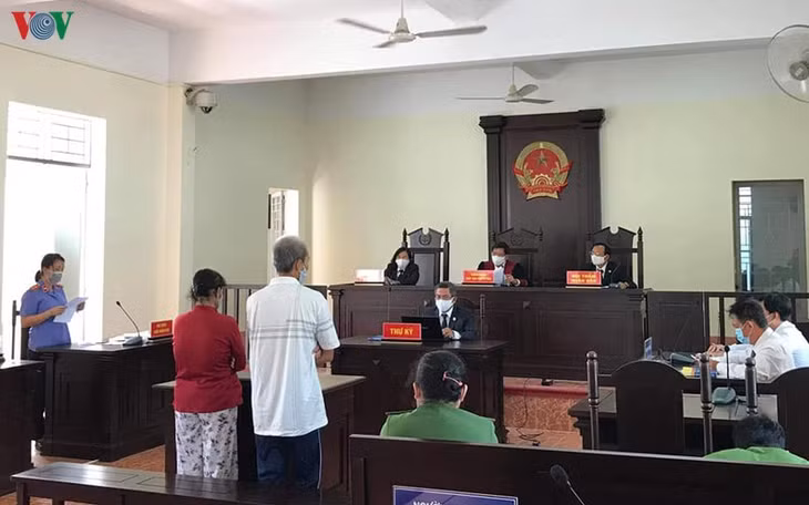 Quang cảnh phiên tòa xét xử hai bị cáo có hành vi bất hiếu với mẹ già.