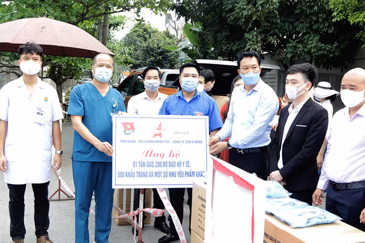 Trao 1 tấn gạo, 150 bộ bảo hộ y tế và một số nhu yếu phẩm cần thiết cho khu cách ly tại Trường Quân sự tỉnh.