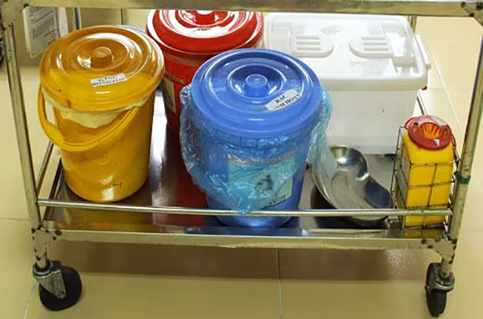Khâu thu gon, xử lý rác thải tại Bệnh viện Việt Nam - Thụy Điển Uông Bí được thực hiện cẩn trọng, đúng quy trình.