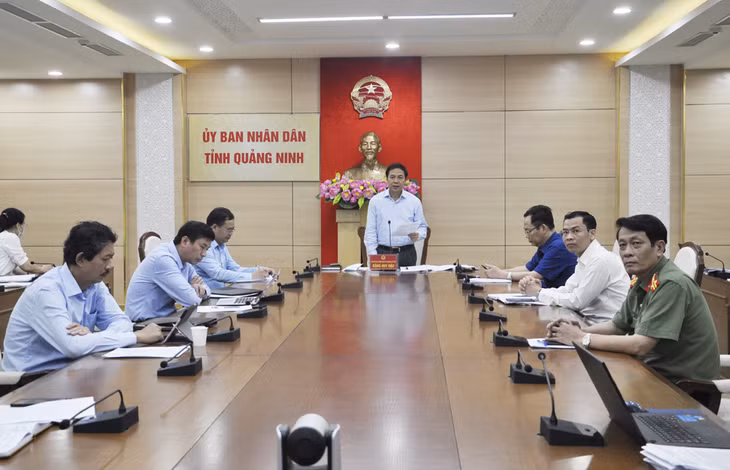 Đồng chí Đặng Huy Hậu, Phó Chủ tịch Thường trực UBND tỉnh phát biểu tham gia ý kiến tại hội nghị.