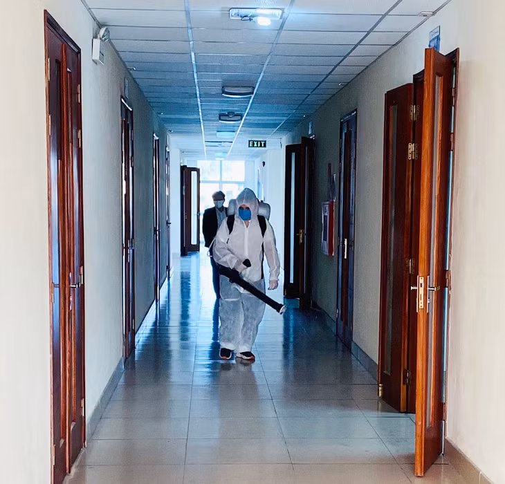 Phun khử khuẩn tại văn phòng công ty