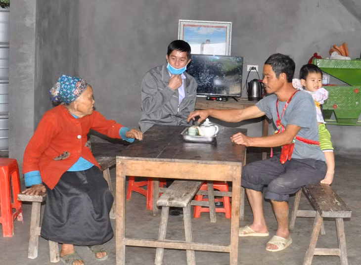Nhiều gia đình ở vùng cao còn rất khó khăn cho việc để con theo học trực tuyến (Ảnh: Một gia đình mới thoát nghèo ở xã Húc Động, Bình Liêu)