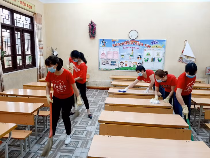 Giáo viên trường Tiểu học Yên Giang (TX Quảng Yên) khử trùng, vệ sinh lớp học trong những ngày học sinh nghỉ học.