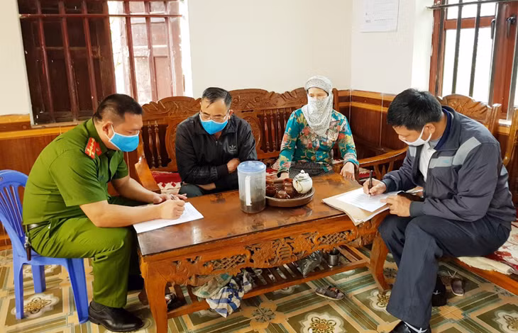 Công an xã Quảng Phong phối hợp với các ban, ngành đoàn thể của xã tới từng hộ dân tuyên truyền về việc thực hiện Chỉ thị 16/CT-TTg của Thủ tướng Chính phủ. Ảnh chụp ngày 28/3/2020.