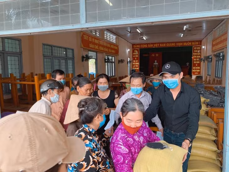 Diễn viên Minh Luân tặng gạo và mì cho người dân miền Tây.