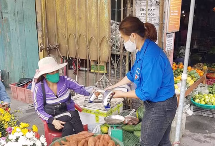 ĐVTN phường Mông Dương tặng mũ chắn gọt bắn cho tiểu thương chợ cầu Ngầm.