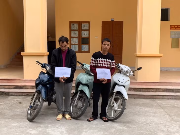  Hai đối tượng tại cơ quan công an.
