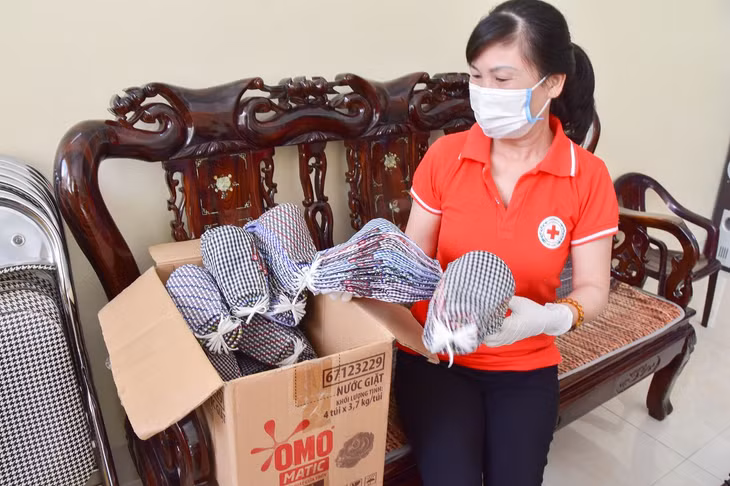 Chị Nguyễn Thị Lan Hương (phường Hà Tu, TP Hạ Long) chuẩn bị các suất khẩu trang vải để trao tặng miễn phí cho người có hoàn cảnh khó khăn.