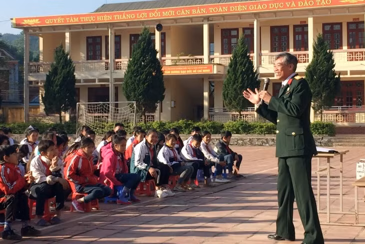 CCB Trần Quốc Mạnh trong một lần nói chuyện truyền thống cho các cháu học sinh Trường TH, THCS xã Đồng Sơn (TP Hạ Long) năm 2019.