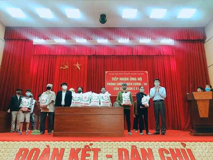Đại diện Tập đoàn CEO đã trao tặng 10 tấn gạo cho Ban cứu trợ huyện Vân Đồn tiếp nhận để hỗ trợ cho hộ nghèo, cận nghèo, trường hợp khó khăn đột xuất của các xã, thị trấn