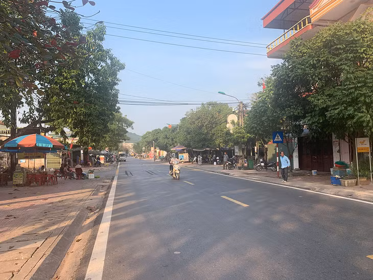 QL18 thuộc km 198+700 qua xã Hải Lạng dù thẳng, đẹp nhưng ý thức tham gia giao thông của người dân còn kém nên cơ quan chức năng cần bố trí lực lượng điều tiết giao thông để đảm bảo ATGT.