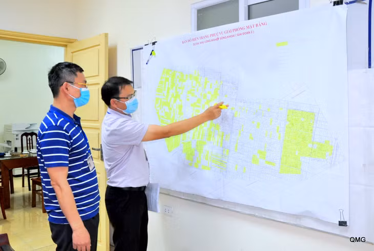 Cán bộ Trung tâm Phát triển quỹ đất TX Quảng Yên nghiên cứu bản đồ 