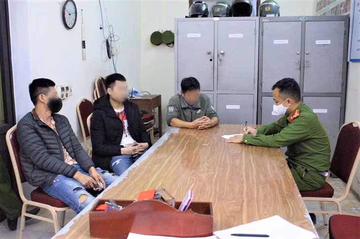 Công an TX Đông Triều lập hồ sơ xử lý vi phạm các trường hợp không đeo khẩu trang. (Ảnh: Thu Trang-CTV)