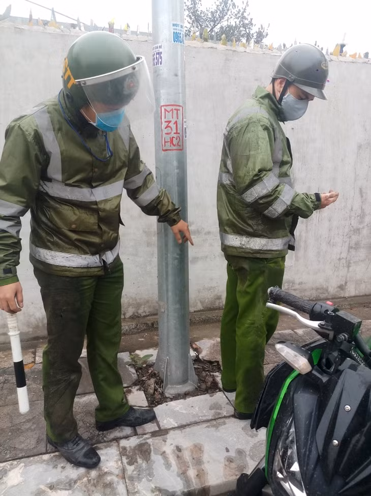Do trời mưa, lại bị tạt đầu xe bất ngờ, trung úy Phan Tuấn Hùng cùng đồng đội bị ngã.
