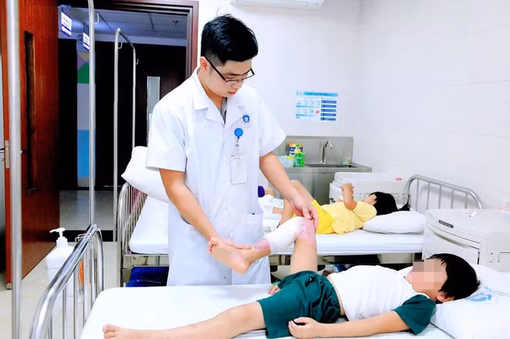  Sau 2 tuần điều trị, vết bỏng của bệnh nhi khô ráo, da non lên tốt.