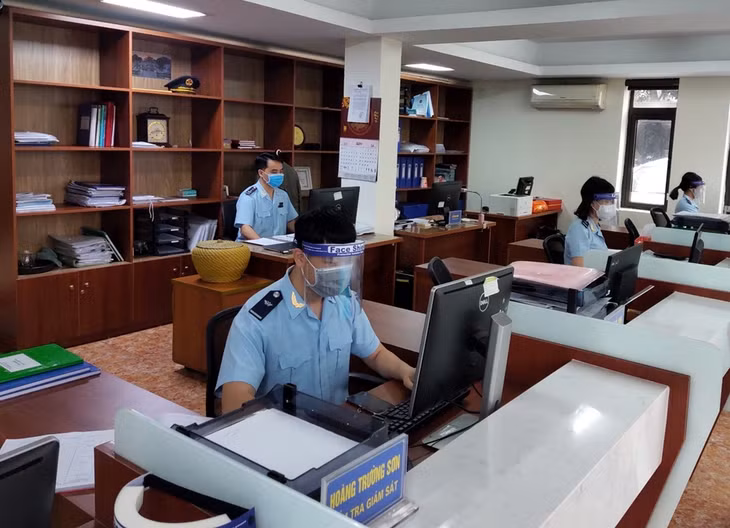 Hoạt động nghiệp vụ tại Chi cục Hải quan cửa khẩu cảng Cẩm Phả.