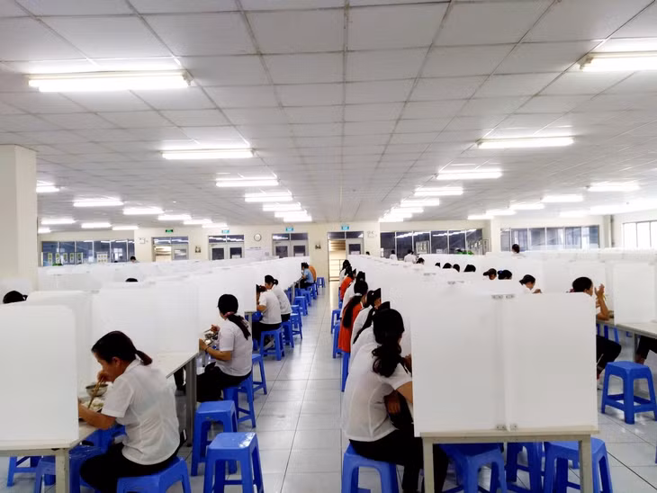 Công ty cũng vừa lắp vách ngăn giữa các bàn ăn nhằm đảm bảo an toàn trong phòng chống dịch Covid-19. 